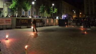 Timisoara, Romanya - 5 Ekim 2019: Ateş Festivali vesilesiyle Belediye tarafından düzenlenen yangın gösterisi.