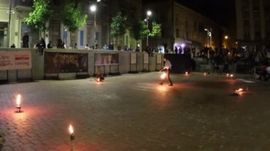 Timisoara, Romanya - 5 Ekim 2019: Ateş Festivali vesilesiyle Belediye tarafından düzenlenen yangın gösterisi.