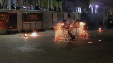 Timisoara, Romanya - 5 Ekim 2019: Ateş Festivali vesilesiyle Belediye tarafından düzenlenen yangın gösterisi.