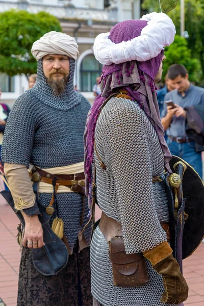 Uomini vestiti in fanteria turca medievale soldato con uniforme — Foto Stock