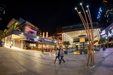 Iulius Town, Timisoara, Romanya şehrinde bir şehir gece görünümü