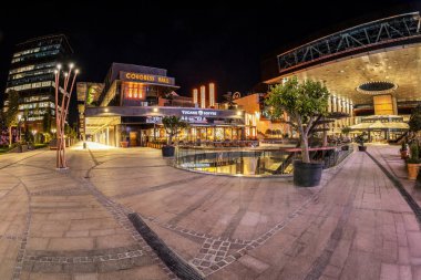 Iulius Town, Timisoara, Romanya şehrinde bir şehir gece görünümü