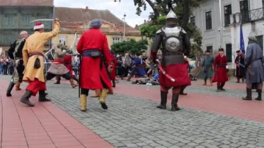 Timisoara, Romanya-28 Eylül 2019: Macar ve Türk askerleri arasında 1552 yılındaki kuşatmayı simgeleyen sokakta savaşan sembolik savaşlar. Belediye tarafından düzenlenen Macar Kültürü Günleri.