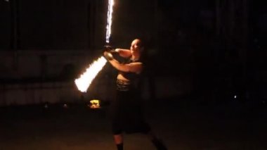 Timisoara, Romanya - 9 Haziran 2019: Belediye tarafından düzenlenen halk ateşi gösterisi. Timisoara 2021 yılında Avrupa Kültür Başkenti olarak belirlenmiştir..