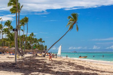 PUNTA CANA, DOMINICAN Cumhuriyet - 11 Mart 2020: Turistlerle dolu güzel kumsal Karayip plajı.