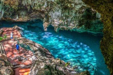 Santo Domingo, Dominik Cumhuriyeti-13 Mart 2020: Los Tres Ojos (Üç Göz) Ulusal Parkı 'ndaki turistler, yüzyıllar önce Mirador del Este Parkı' nda açılan açık kireçtaşı mağarasında üç göl.
