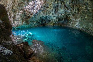 Yüzyıllar önce Mirador del Este Parkı, Santo Domingo, Dominik Cumhuriyeti 'nde bulunan Los Tres Ojos (İngilizce Üç Göz) adlı açık-kireçtaşı mağarasında bulunan üç göl.