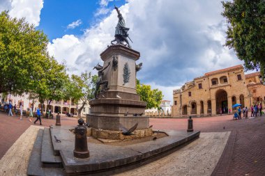 SANTO DOMINGO, DOMINICAN REPUBLIC-MARCH 13, 2020: Parque Colon 'daki Christopher Columbus Heykeli, Ciudad Koloni tarihi bölgesinin merkezi meydanı ve Santa Maria la Menor Katedrali.
