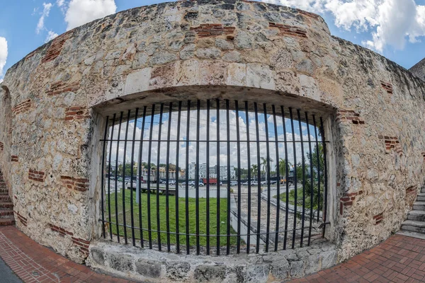 サントドミンゴ ドミニカ共和国 2020年3月13日 プエルタ レアル アタラザナス ロイヤル造船所 近くの防御壁の一部 1509年に建てられたアメリカで最も古い建物です — ストック写真