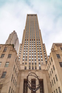 NEW YORK, ABD - 6 Mart 2020: Atlas, Rockefeller Center, Manhattan 'da bronz bir heykel. Beşinci caddenin karşısında, St. Patrick Katedrali 'nde. Heykeltıraş Lee Lawrie ve 1937 'de kuruldu..