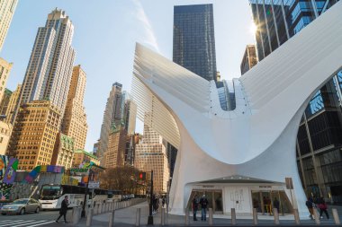 New York, ABD-9 Mart 2020: Bir Dünya Ticaret Merkezi Ulaşım Merkezi 'nin (Westfield Dünya Ticaret Merkezi) Oculus olarak bilinen sokak görüntüsü. Fulton Caddesi ile Greenwich Caddesi' nin kesiştiği yer, Aşağı Manhattan..