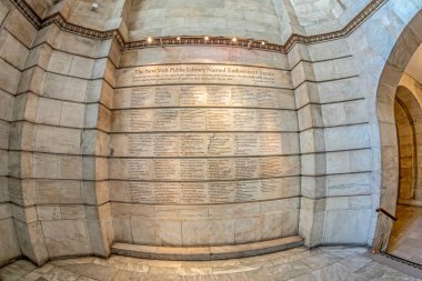 NEW YORK, ABD-MARCH 7. 2020: Halk Kütüphanesi 'nin iç manzarası. 53 milyon parça ve 92 yer ABD' deki ikinci en büyük halk kütüphanesi ve dünyanın üçüncü büyük kütüphanesi..