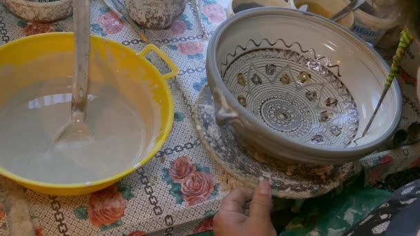 Horezu Romanien Juli 2020 Traditionell Kvinnlig Konstnär Inom Folkkonst Dekorerar — Stockvideo