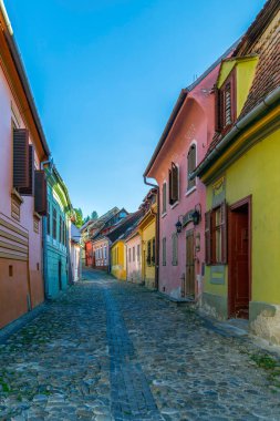 SIGHISOARA, TRANSYLVANIA, ROMANIA - 9 Temmuz 2020: Ortaçağ sokak manzarası. 13. yüzyılda kurulan şehir UNESCO tarafından bir Dünya Mirası Alanı olarak listelenmiştir. Kazıklı Vlad-Drakula 'nın doğduğu yer.