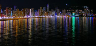 Benidorm, İspanya 'nın panoramik gece manzarası, Akdeniz Balkonundan. Şehir İspanya 'nın Manhattan' ı olarak kabul edilir..