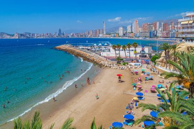 BENIDORM, SPAIN - 13 AĞUSTOS 2020: Akdeniz Balkonundan şehrin gökdelenlerinin manzarası, Mirador del Castillo, Akdeniz gözleme noktası. Şehir İspanya 'nın Manhattan' ı olarak kabul edilir..