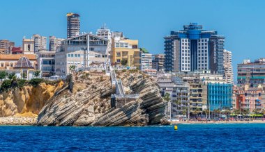 BENIDORM, SPAIN - 16 AĞUSTOS 2020: Deniz manzarası şehrin gökdelenleri ve Akdeniz Balkonları, 23 metrelik bir uçurum, Mirador del Castillo, Alicante 'deki Akdeniz gözetleme noktası.