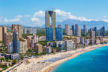 BENIDORM, İspanya - 14 Ağustos 2020: Poniente Sahili ile Finestrat Sahili arasında yer alan Tossal de la Cala 'dan şehrin gökdelenlerinin manzarası. Şehir İspanya 'nın Manhattan' ı olarak kabul edilir..