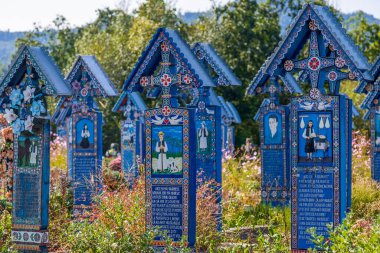 SAPANTA, MARAMURES, ROMANIA - 18 Eylül 2020: Dünyaca ünlü Neşeli Mezarlık, renkli ahşap mezar taşlarıyla, orada gömülen insanları açıklayan naif tablolarla.