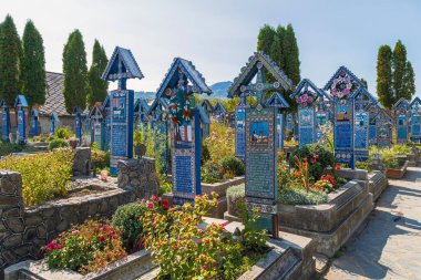 SAPANTA, MARAMURES, ROMANIA - 18 Eylül 2020: Dünyaca ünlü Neşeli Mezarlık, renkli ahşap mezar taşlarıyla, orada gömülen insanları açıklayan naif tablolarla.