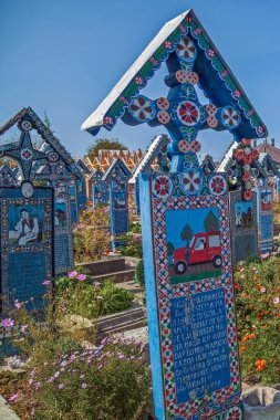 SAPANTA, MARAMURES, ROMANIA - 18 Eylül 2020: Dünyaca ünlü Neşeli Mezarlık, renkli ahşap mezar taşlarıyla, orada gömülen insanları açıklayan naif tablolarla.