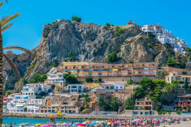BENIDORM, SPAIN - 14 AĞUSTOS 2020: Tipik İspanyol evleri, Tossal de la Cala tepesinde, Ponente plajının üzerinde yer alır. Sokak Av 'ın manzarası. Vicente Llorca Alos.