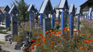 SAPANTA, MARAMURES, ROMANIA - 18 Eylül 2020: Dünyaca ünlü Neşeli Mezarlık, renkli ahşap mezar taşlarıyla, orada gömülen insanları açıklayan naif tablolarla.