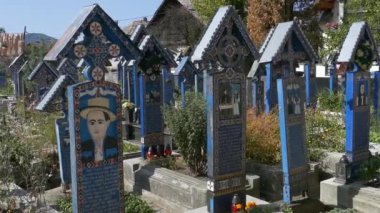 SAPANTA, MARAMURES, ROMANIA - 18 Eylül 2020: Dünyaca ünlü Neşeli Mezarlık, renkli ahşap mezar taşlarıyla, orada gömülen insanları açıklayan naif tablolarla.