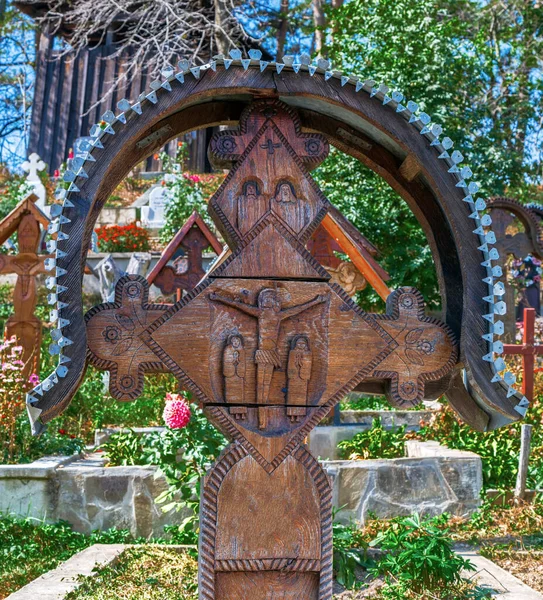 ルーマニアの伝統的なモチーフが施された装飾的な木製の十字架 特にマラムール地方 村のIeud Deal ルーマニア — ストック写真