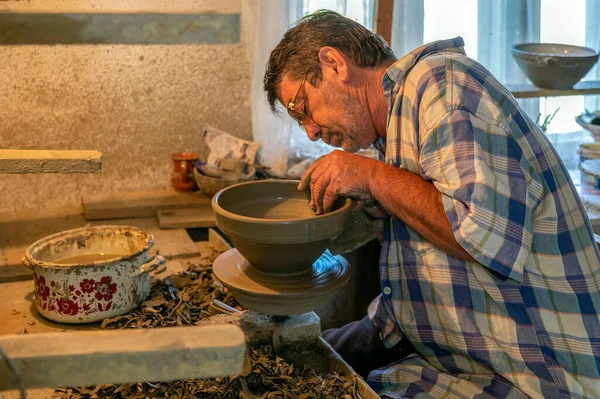 Horezu Roemenië Juli 2020 Traditionele Kunstenaar Volkskunst Die Een Kleipot — Stockfoto