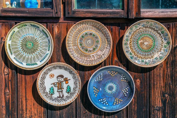 罗马尼亚Horezu地区的罗马尼亚传统陶瓷盘 装饰地铺在房子的土墙上 — 图库照片
