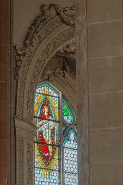BRAUNAU AM INN, AUSTRIA - 26 Ağustos 2025: Stadtpfarrkirche St. Stephan 'ın Barok Kilisesi. 15. yüzyıldan kalma Gotik kilise, 1439 'dan 1466' ya kadar 87 metre kulesiyle inşa edilmiştir..