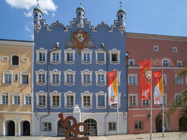 Burghausen Altstadt, Almanya - 26 Ağustos 2025: Tarihi binaları olan eski bir ortaçağ kasabası. 2025 'te 1000 yaşına girdi. Şehir dünyanın en uzun kale kompleksine sahiptir (1051 m).).