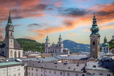 Hohensalzburg Kalesi 'ne giden yaya yolundan panoramik manzara ve yakınlardaki kiliselerin çatıları. Salzburg, Avusturya.