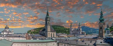 Hohensalzburg Kalesi 'ne giden yaya yolundan panoramik manzara ve yakınlardaki kiliselerin çatıları. Salzburg, Avusturya.