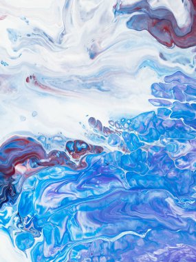 Yaratıcı soyut mavi ve kırmızı boyalı arka plan, yakın çekim parça el, akrilik boya tuval, duvar kağıdı, doku fırça. Modern sanat. Çağdaş sanat.