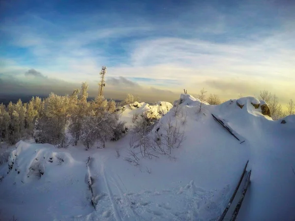 Besneeuwde Bergtop Bij Zonsondergang Dag Met Prachtige Wolken — Stockfoto