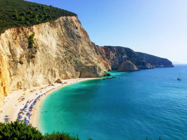 Dalgalı mavi deniz suyu ve turkuaz huse.