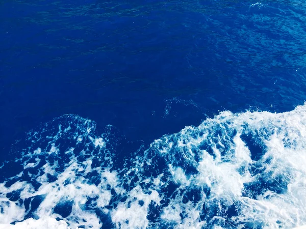 Heldere golvende blauwe zee Stockafbeelding