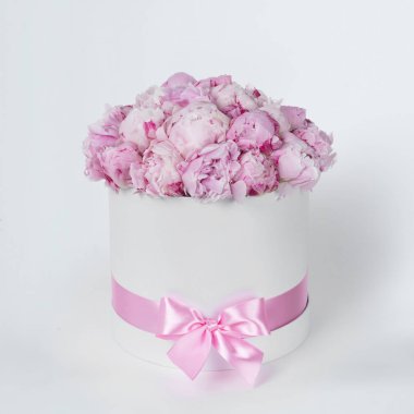 Lüks Şakayık buket pembe fiyonklu gri arka plan üzerinde beyaz kutu yuvarlak güzel