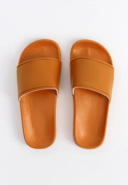 Beyaz ve gri arka plan üzerinde parlak turuncu şık kauçuk terlik modeli