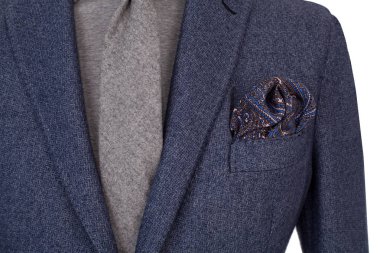 Lüks erkek mavi ceket, gri gömlek ve gri kravat, cepte mendil, terzi, kırpma, beyaz arka plan üzerinde izole manken seti parçası