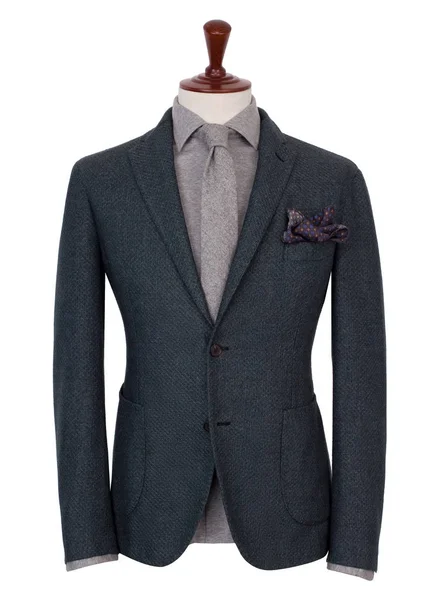 Lüks erkek koyu gri ceket, gri gömlek ve gri kravat, cepte mendil, terzi üzerinde manken seti, kırpma, beyaz arka plan üzerinde izole