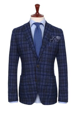 Lüks erkek mavi damalı ceket, soluk mavi gömlek ve kravat, mavi eşarp, manken terzi seti, kırpma, beyaz arka plan üzerinde izole