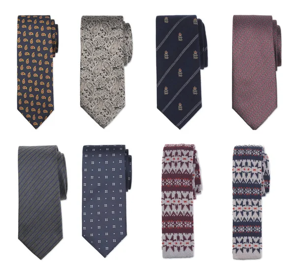 様々な多色の男性のネクタイの贅沢セット フラットレイ モックアップ クリッピング 白の背景に分離 — ストック写真