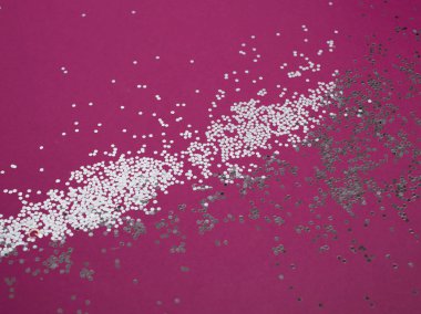 Güzel köpüklü gümüş parlayan payetler, paillette, parlak pembe arka planda yalan, tasarım için doku, mock-up