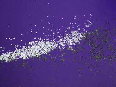 Güzel köpüklü gümüş parlayan payetler, paillette, parlak mor arka planda yalan, tasarım için doku, mock-up