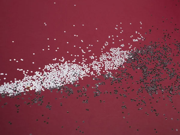 Güzel köpüklü gümüş parlayan payetler, paillette, parlak kırmızı arka planda yalan, tasarım için doku, mock-up