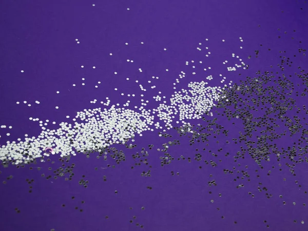 Güzel köpüklü gümüş parlayan payetler, paillette, parlak mor arka planda yalan, tasarım için doku, mock-up