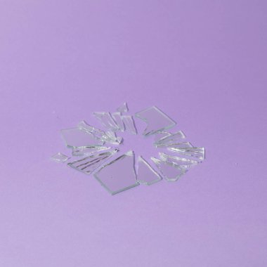 Kırık ayna, yumuşak mor arka plan üzerinde kırık cam, tasarımcılar için, imza için bir yer, boş, mock-up